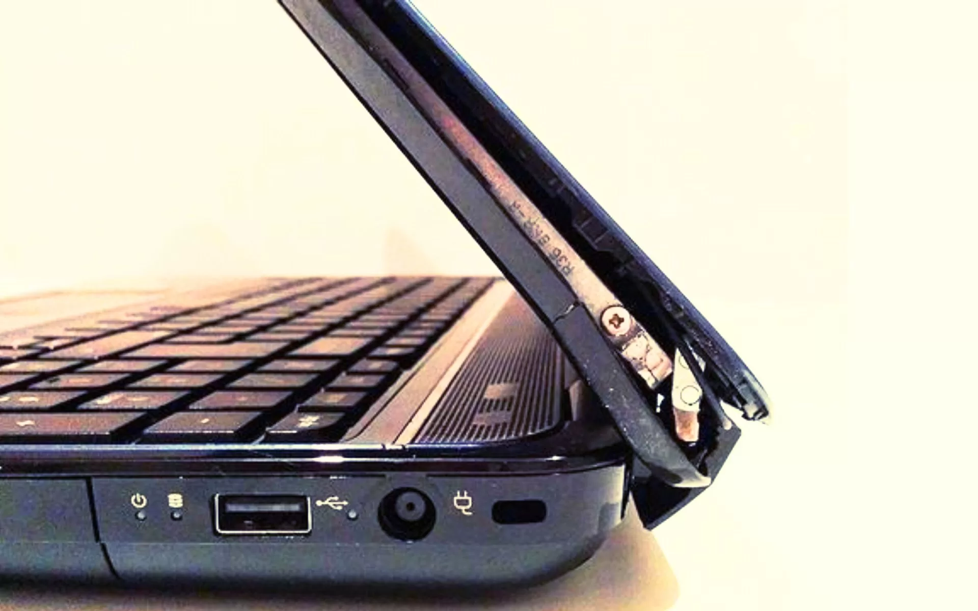 Mantenimiento de computadores - Reparación de bisagras de portátil